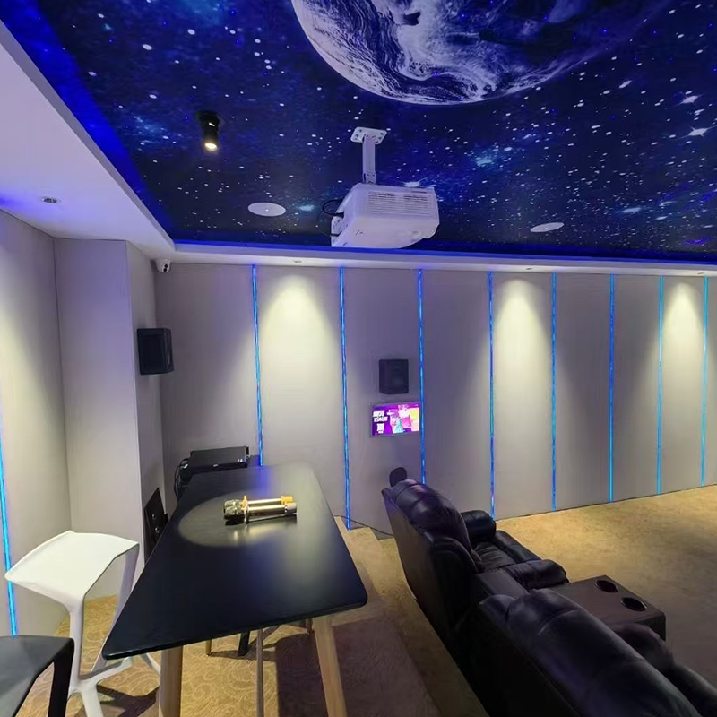 Дизайн интерьера со звукопоглощающими стеновыми панелями, обтянутыми тканью, подходит для отелей.